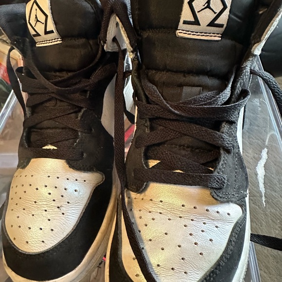 Air Jordan 1 glow in the dark soles with shiny front and back and soft cloth. - Picture 2 of 8